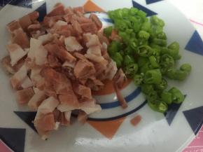 准备好各类食材，五花肉、杭椒切丁