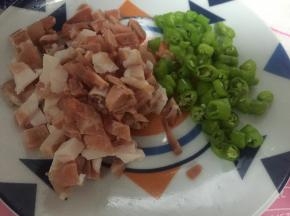 准备好各类食材，五花肉、杭椒切丁