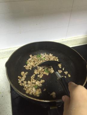 锅里烧热，倒入橄榄油，放入葱姜蒜爆香，倒入肉丁，快速翻炒至肉变色，加入少量盐、鲜酱油、料酒，5-7分钟炒至猪肉出汁