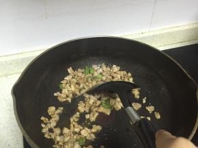 锅里烧热，倒入橄榄油，放入葱姜蒜爆香，倒入肉丁，快速翻炒至肉变色，加入少量盐、鲜酱油、料酒，5-7分钟炒至猪肉出汁