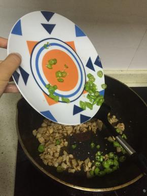 倒入炒好的杭椒，快速翻炒，3-4分钟至杭椒变软