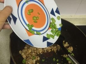 倒入炒好的杭椒，快速翻炒，3-4分钟至杭椒变软