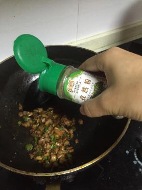 关掉火，加入孜然粉