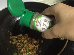 关掉火，加入孜然粉