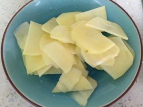 将青椒、土豆洗干净，切成薄片