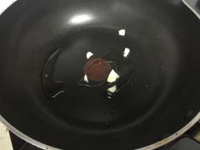 锅内加入少量食用油，待锅子烧热，加入蒜爆香