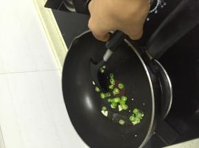 加入杭椒，翻炒