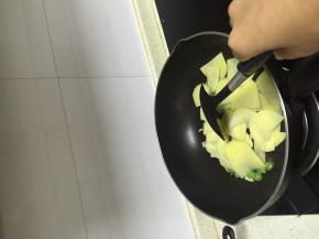 加入土豆片，翻炒5分钟，至土豆略熟