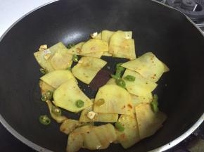 加入辣椒粉，少量盐、鲜酱油、料酒，翻炒2分钟