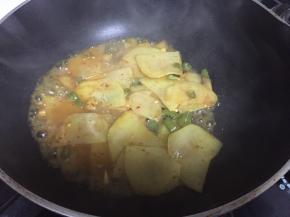 加入少许水，再翻炒3分钟