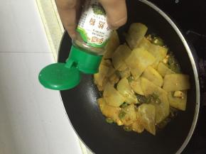 大火收汁，撒上孜然粉，出锅即可