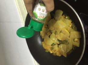 大火收汁，撒上孜然粉，出锅即可