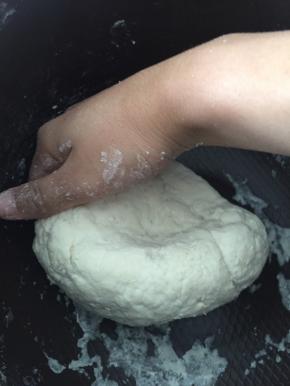 取出面粉，加入水，和面，将面用湿布覆盖醒面15分钟。