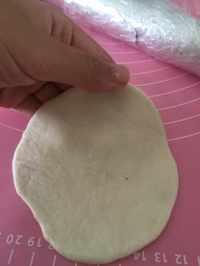 拿出面团，再次揉匀，表面光滑。将面团擀开