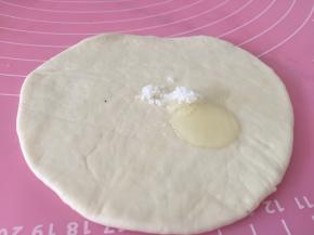 加上少量盐和橄榄油，盐作为调味，橄榄油可使薄饼更加酥脆。