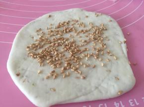 将油和盐抹匀，加上芝麻，重新包住。