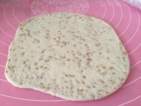 将面团再次擀开。