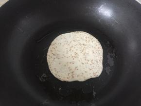 平底锅里加入少量的食用油，烧热将并放入锅中，两边上色，摊熟