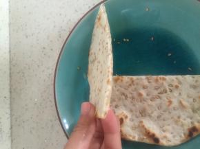 约5分钟后，饼可以出锅，可看出内部分层，口感酥脆，切片可食用