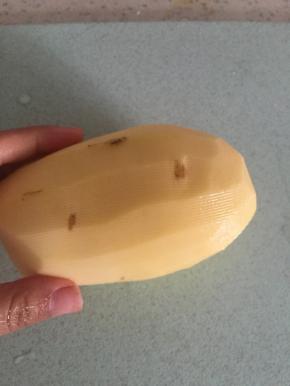 准备好土豆一个，去皮