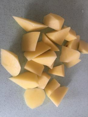 将土豆切成立体的三角锥形