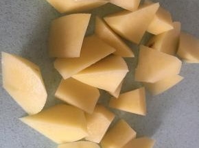 将土豆切成立体的三角锥形