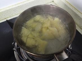 锅内加入适量的水，烧开加入土豆块