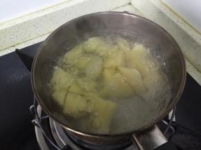 锅内加入适量的水，烧开加入土豆块