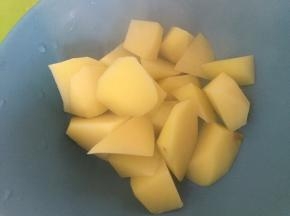 煮3-5分钟，熟了以后捞出，沥干水分