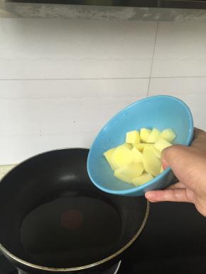 在锅中加入较多的油，油加热到滚烫，放入煮好的土豆块炸