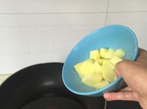 在锅中加入较多的油，油加热到滚烫，放入煮好的土豆块炸