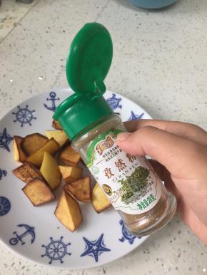 炸至两面金黄，大约5分钟，出锅即可，撒上孜然、白胡椒、盐