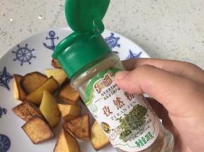 炸至两面金黄，大约5分钟，出锅即可，撒上孜然、白胡椒、盐