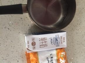 准备好玉米淀粉、鲜奶一瓶