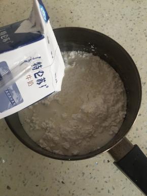 将玉米淀粉倒入锅中，加入鲜奶