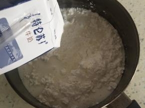 将玉米淀粉倒入锅中，加入鲜奶