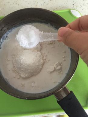 .锅内加入适量的白糖，依据自己的口味决定加入的量