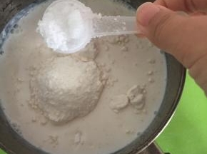 .锅内加入适量的白糖，依据自己的口味决定加入的量