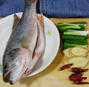 鲈鱼洗净内外滴入少许料酒并抹上盐巴腌制半小时，同时准备好配料