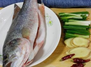 鲈鱼洗净内外滴入少许料酒并抹上盐巴腌制半小时，同时准备好配料