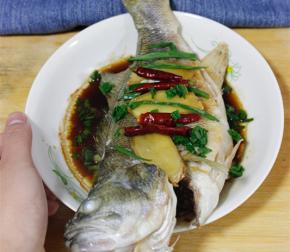 放入蒸锅中蒸8分钟，食用油烧热浇上装盘即可