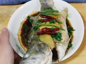 放入蒸锅中蒸8分钟，食用油烧热浇上装盘即可