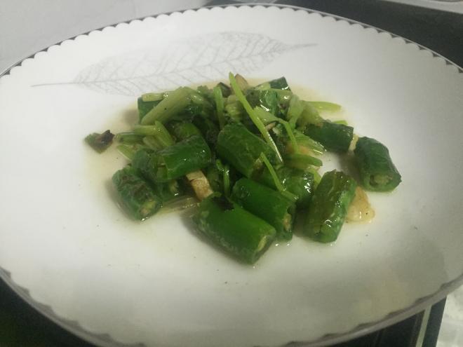 尖椒素炒芹菜