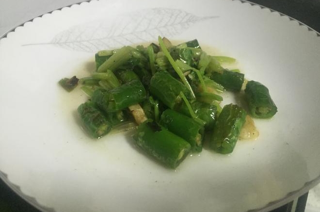 尖椒素炒芹菜