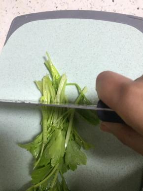准备芹菜，洗干净，切段
