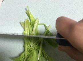 准备芹菜，洗干净，切段