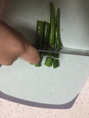 将尖椒切段