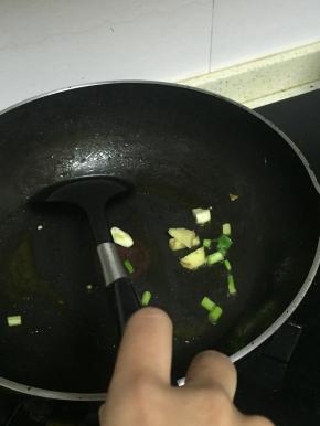 锅里倒入橄榄油，加热，放入葱姜蒜爆香