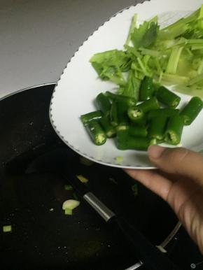 加入尖椒翻炒2-3分钟