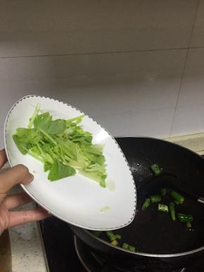 加入芹菜段爆炒2-3分钟